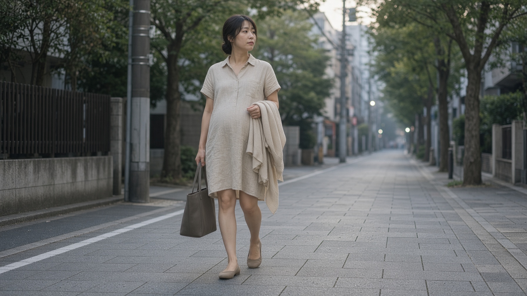 9月下旬のマタニティ通勤。半袖ワンピに薄手カーデを持ち歩く
